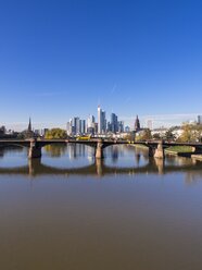 Deutschland, Hessen, Skyline von Frankfurt hinter der Ignatz-Bubis-Brücke - AMF001358