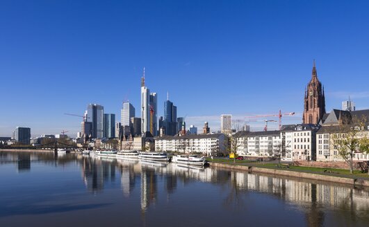 Deutschland, Hessen, Skyline von Frankfurt mit Main - AMF001368