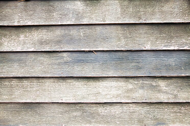 Graue Holzverkleidung einer Hausfassade, Nahaufnahme - MBEF000886