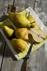 Williams pears and knife on wooden table - MAEF007412