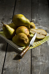 Williams pears and knife on wooden table - MAEF007413