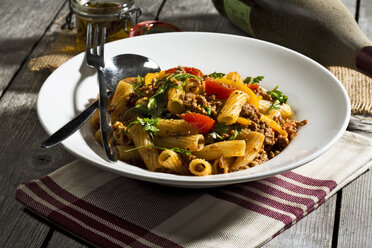 Tortiglioni mit Hackfleisch, Paprika, Tomaten und Rucola - MAEF007431