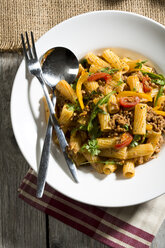 Tortiglioni mit Hackfleisch, Paprika, Tomaten und Rucola - MAEF007432