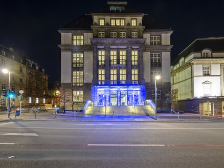 Deutschland, Hessen, Frankfurt, Blick auf das beleuchtete Filmmuseum bei Nacht - AMF001315