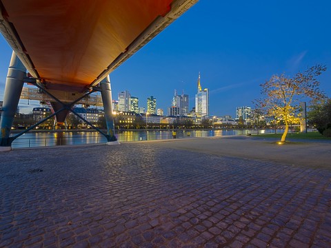 Deutschland, Hessen, Frankfurt, Skyline mit Finanzviertel in der Abenddämmerung, lizenzfreies Stockfoto