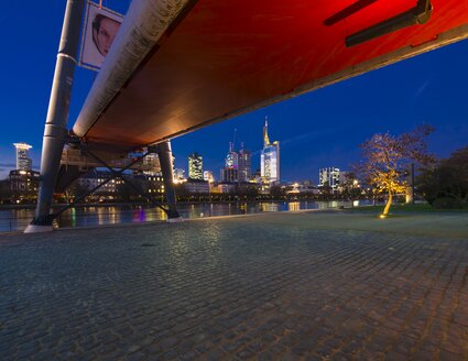 Deutschland, Hessen, Frankfurt, Skyline mit Finanzviertel bei Nacht - AMF001313