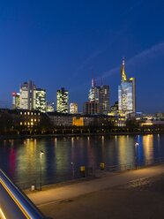Deutschland, Hessen, Frankfurt, Blick auf Skyline mit Finanzviertel in der Abenddämmerung - AMF001309