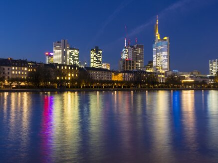 Deutschland, Hessen, Frankfurt, Blick auf Skyline mit Finanzviertel in der Abenddämmerung - AMF001308