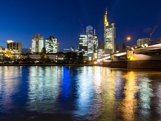 Deutschland, Hessen, Frankfurt, Blick auf Skyline mit Finanzviertel bei Nacht - AMF001307
