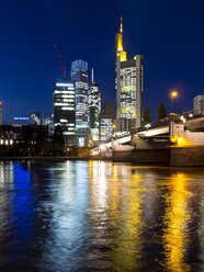 Deutschland, Hessen, Frankfurt, Deutschland, Hessen, Frankfurt, Blick auf die Wolkenkratzer des Finanzviertels bei Nacht - AMF001306