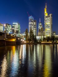 Deutschland, Hessen, Frankfurt, Blick auf die Wolkenkratzer des Finanzviertels bei Nacht - AMF001305