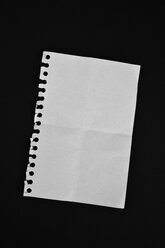 Weißes Blatt Papier auf schwarzem Hintergrund - AXF000567