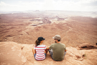 USA, Utah, Junges Paar mit Blick über den Canyonlands National Park - MBEF000888