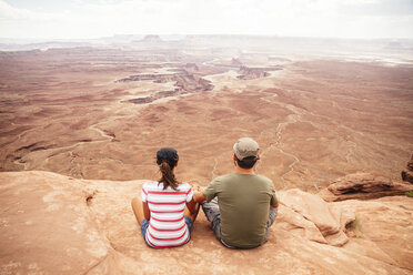 USA, Utah, Junges Paar mit Blick über den Canyonlands National Park - MBEF000887