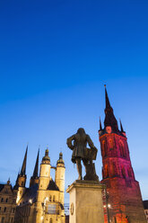 Deutschland, Sachsen-Anhalt, Halle, Marktplatz mit Rotem Turm, Marktkirche und Händel-Denkmal in der Abenddämmerung - WDF002064