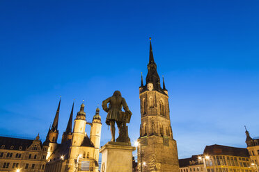 Deutschland, Sachsen-Anhalt, Halle, Marktplatz mit Rotem Turm, Marktkirche und Händel-Denkmal in der Abenddämmerung - WDF002065