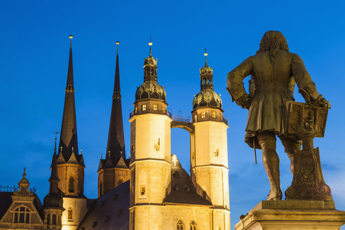 Deutschland, Sachsen-Anhalt, Halle, Marktplatz mit Marktkirche und Händel-Denkmal in der Abenddämmerung - WDF002066
