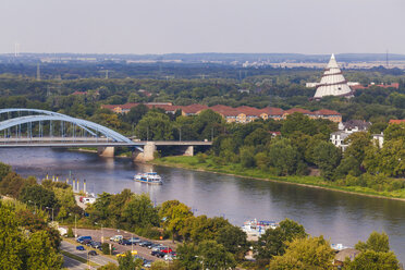 Deutschland, Sachsen-Anhalt, Magdeburg, Fluss Elbe und Jahrtausendturm im Elbauenpark - WDF002073