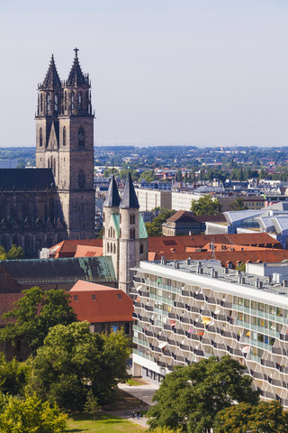 Deutschland, Sachsen-Anhalt, Magdeburg, Stadtbild mit Dom, Kloster und Wohnkomplex, lizenzfreies Stockfoto