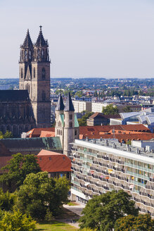 Deutschland, Sachsen-Anhalt, Magdeburg, Stadtbild mit Dom, Kloster und Wohnkomplex - WDF002075