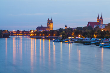 Deutschland, Sachsen-Anhalt, Magdeburg, Stadtbild mit Elbe in der Abenddämmerung - WDF002081