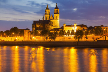 Germany, Saxony-Anhalt, Magdeburg, Cityscape with River Elbe and cathedral at dusk - WDF002083