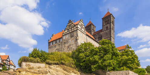 Deutschland, Sachsen-Anhalt, Quedlinburg, Schloss und St. Servatiuskirche auf dem Schlossberg - WDF002106