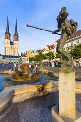 Deutschland, Sachsen-Anhalt, Halle, Hallmarkt mit Springbrunnen und Blick auf die Marktkirche - WD002025