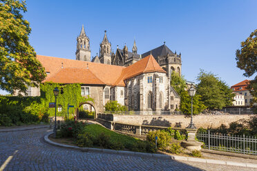 Germany, Saxony-Anhalt, Magdeburg, Fürstenwall and Cathedral of Magdeburg - WD002101