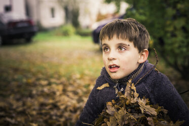 Kleiner Junge hält Herbstblätter in seinen Armen - MJF000423