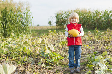 Little boy holding pumpkin - MJF000404