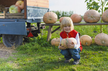 Little boy holding pumpkin - MJF000402