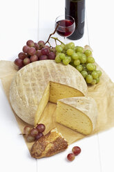 Tomme de Savoie Käse auf Holztisch - CSF020348