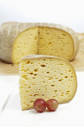Tomme de Savoie Käse auf Holztisch - CSF020350