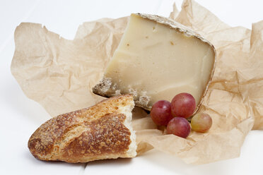 Tomme de Savoie Käse auf Holztisch - CSF020359