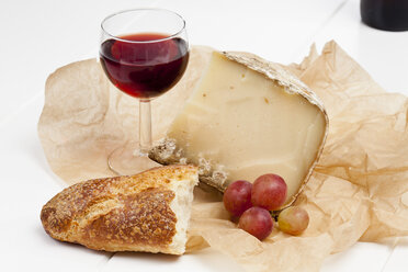 Tomme de Savoie Käse auf Holztisch - CSF020360