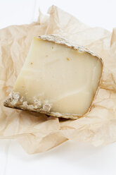 Tomme de Savoie Käse auf Holztisch - CSF020363