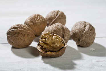 Walnüsse (Juglans regia) auf weißem Holztisch - MAEF007456