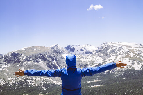 USA, Colorado, Rocky Mountain National Park, Frau schaut auf die Berge - MBEF000915