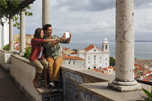 Portugal, Lisboa, Alfama, Miradouro de Santa Luzia, junges Paar, das sich selbst fotografiert - BIF000074
