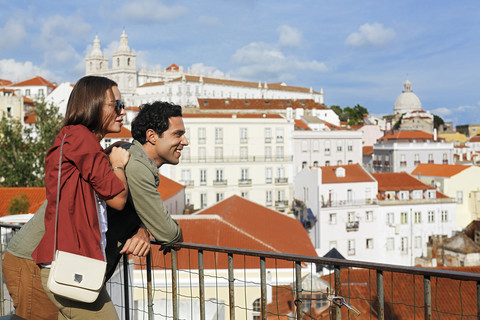 Portugal, Lisboa, Alfama, Largo das Portas do Sol, junges Paar genießt die Aussicht, lizenzfreies Stockfoto