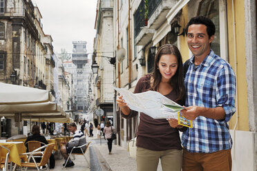 Portugal, Lisboa, Baixa, Rua Santa Justa, junges Paar mit Stadtplan vor Elevador Santa Justa - BIF000081