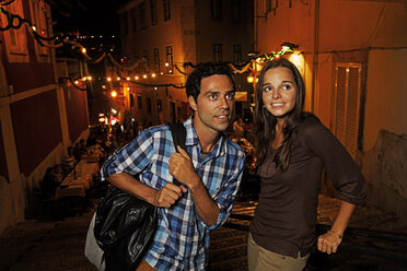 Portugal, Lisboa, Carmo, Calcada du Duque, junges Paar auf der Suche nach einem Restaurant bei Nacht - BIF000072