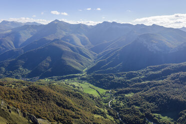 Spanien, Kantabrien, Picos de Europa National Park, Blick von der Bergstation El Cable - LAF000315