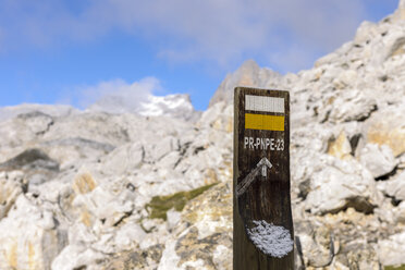 Spanien, Kantabrien, Nationalpark Picos de Europa, Schild für einen Wanderweg im Wandergebiet Los Urrieles - LA000332