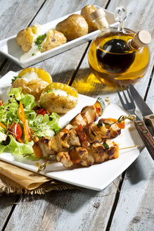 Hähnchenfleischspieße mit Ofenkartoffeln und gemischtem Salat - MAEF007506