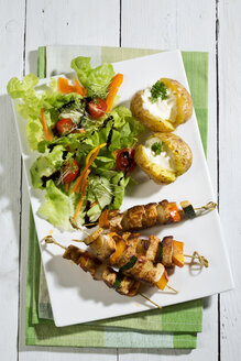 Hähnchenfleischspieße mit Ofenkartoffeln und gemischtem Salat - MAEF007510
