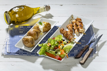 Chicken meat sticks with baked potatoes and mixed salad - MAEF007513