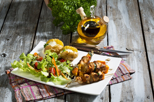 Hähnchenfleischspieße mit Ofenkartoffeln und gemischtem Salat - MAEF007505