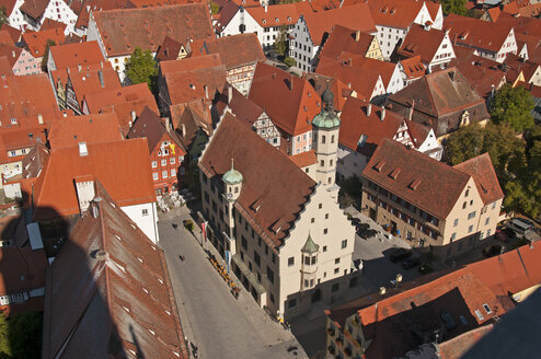 Deutschland, Bayern, Schwaben, Donau-Ries, Nördlingen, Blick auf Rathaus und Dächer von oben - WGF000104